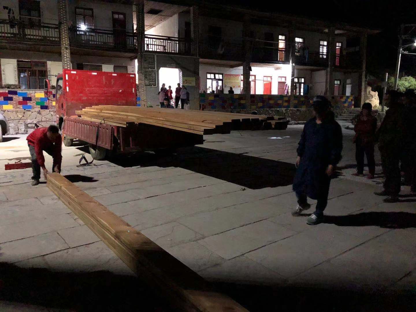 wood arrives on site, photo by Chen Fanyun