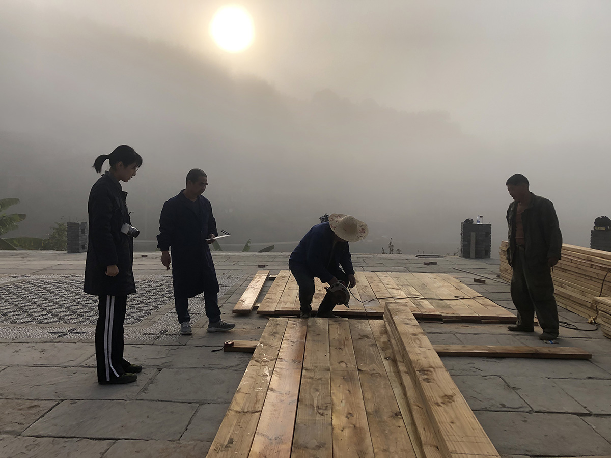 Chen Fanyun, Zhao Hailing, constructing the frame, photo by Adam Brillhart